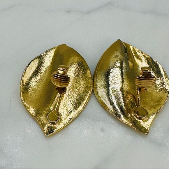 Vintage Clip On Earrings Large Leaf Modernist Contemporary Wave Design Gold Tone - Picture 4 of 7